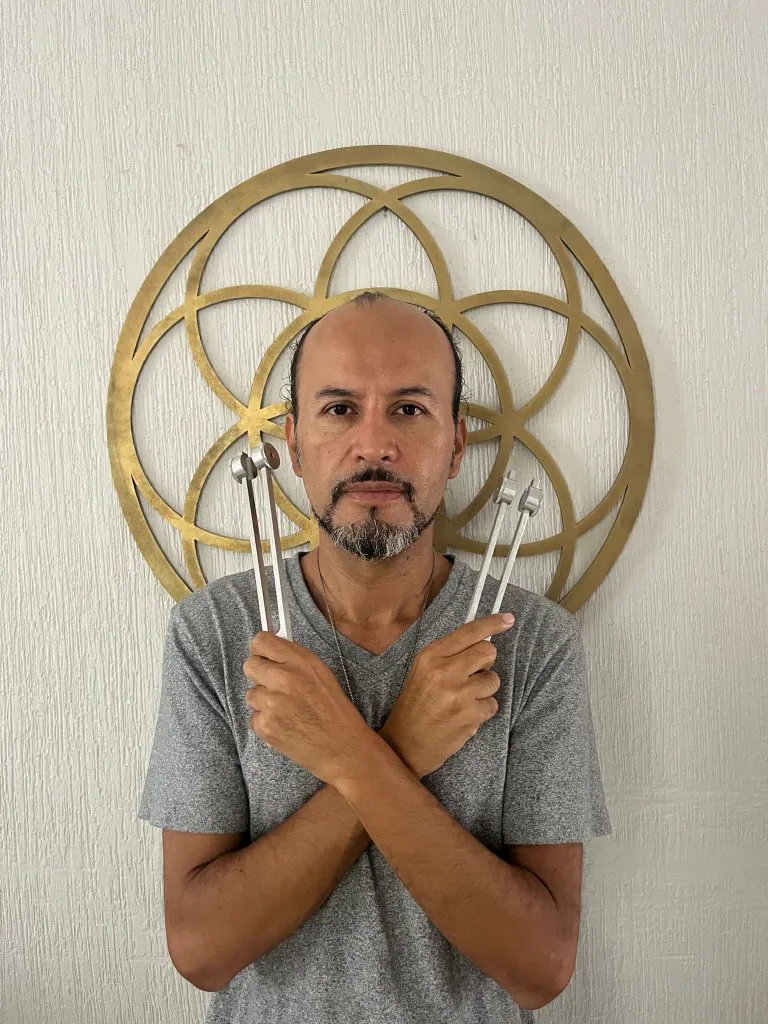 Norberto Ortiz Velázquez con diapasones terapéuticos