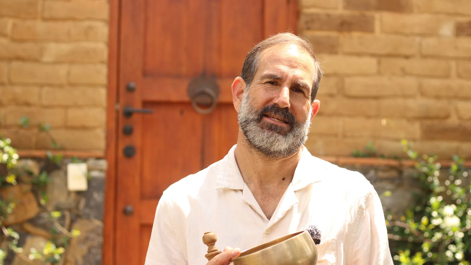 Geoffrey Torkington con un cuenco del Himalaya