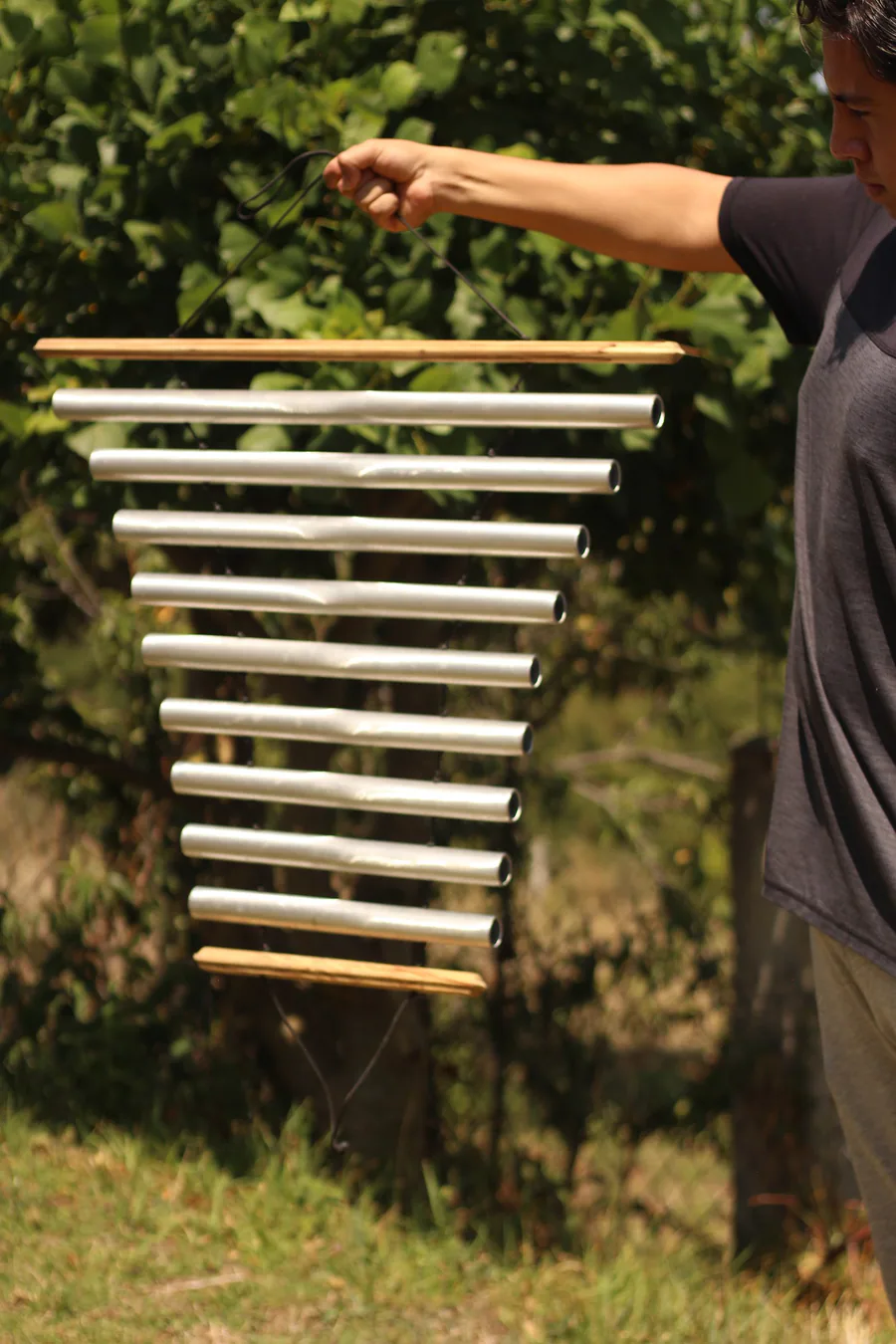 Barras sonoras metálicas preparadas para observar y comparar vibraciones