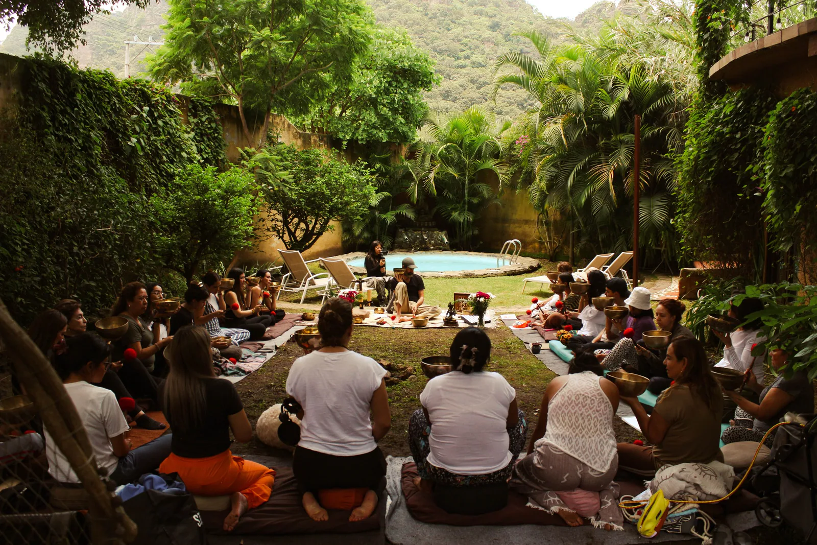 Comunidad reunida en una práctica sonora al aire libre